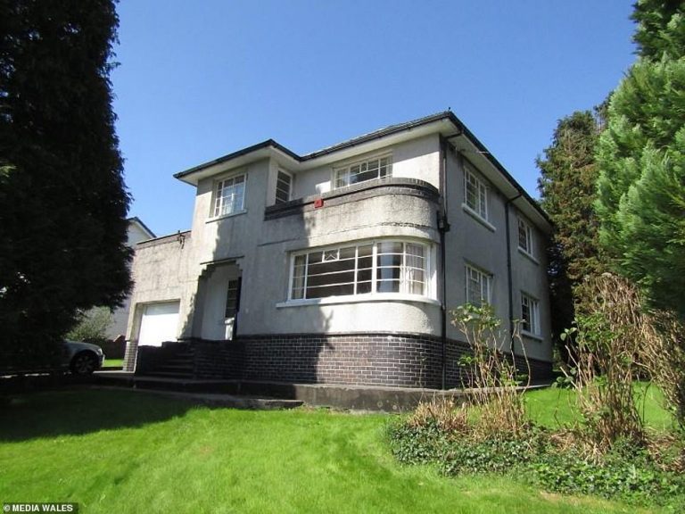 Perfectly preserved £230,000 art deco home goes back on the market for